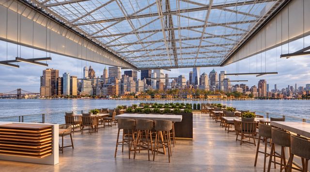 Χώρος εκδηλώσεων σε προβλήτα στο Hudson River του New Jersey