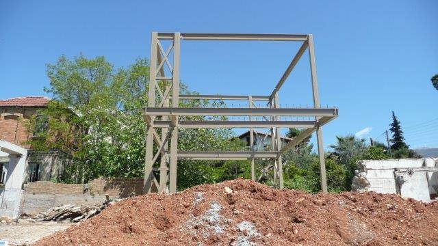 Αποπερατωμένος χαλύβδινος σκελετός διώροφης κατοικίας στην Πάτρα σε μετωπική όψη