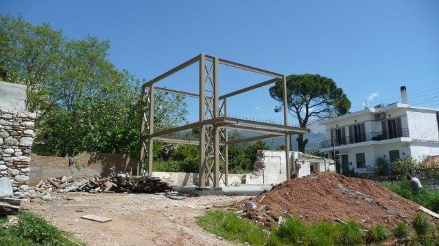 Χαλύβδινος σκελετός με χιαστί συνδέσμους της διώροφης κατοικίας στην Πάτρα
