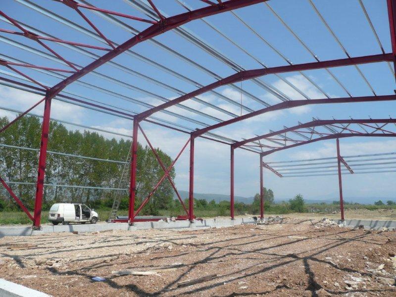 Χαλύβδινα πλαίσια με τεγίδες σε φάση ανέγερσης της αποθήκης στον κάμπο της Άρτας