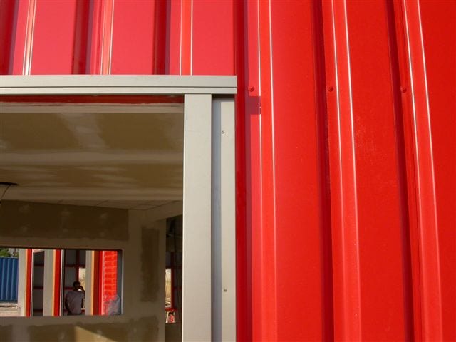 Λεπτομέρεια κουφώματος σε κόκκινη επένδυση λαμαρίνας στο ΙΚΤΕΟ Ασπροπύργου
