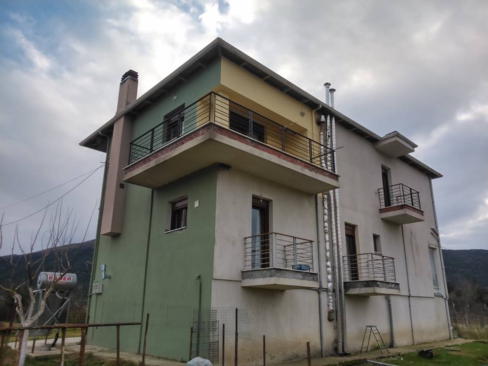 Τελική όψη διώροφης κατοικίας με μπαλκόνια στο Επισκοπικό Ιωαννίνων