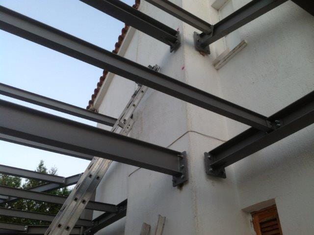 Αγκύρωση χαλύβδινων δοκών στο υφιστάμενο κτίριο στη Δάφνη Κορφοβουνίου Άρτας