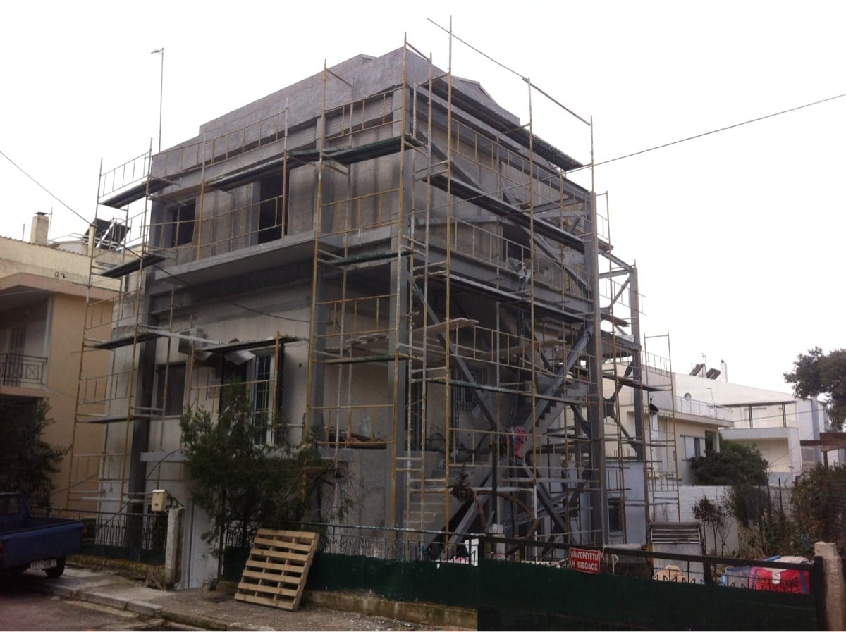 Επέκταση κατοικίας με σκαλωσιές σε φάση επιχρισμάτων στα Μελίσσια