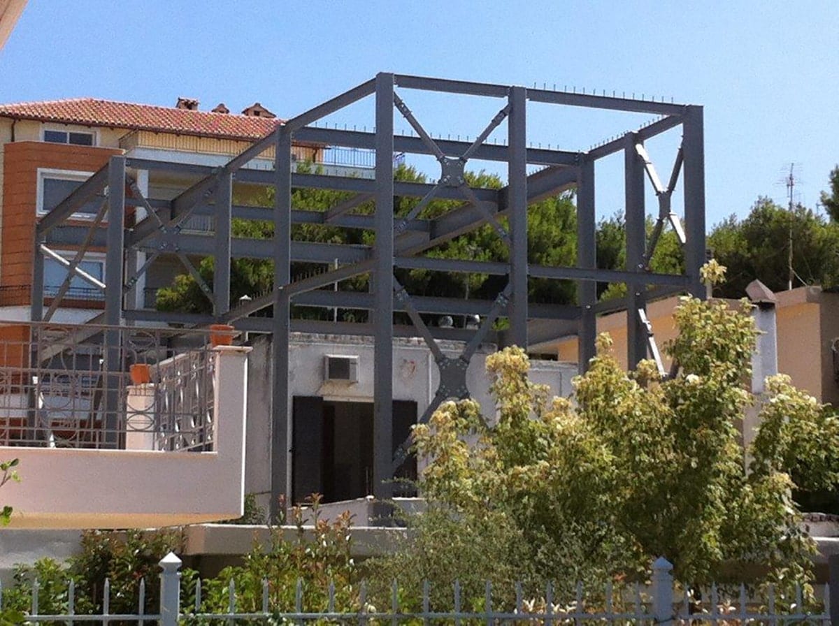 Χαλύβδινος σκελετός επέκτασης κατοικίας με χιαστί συνδέσμους στα Μελίσσια