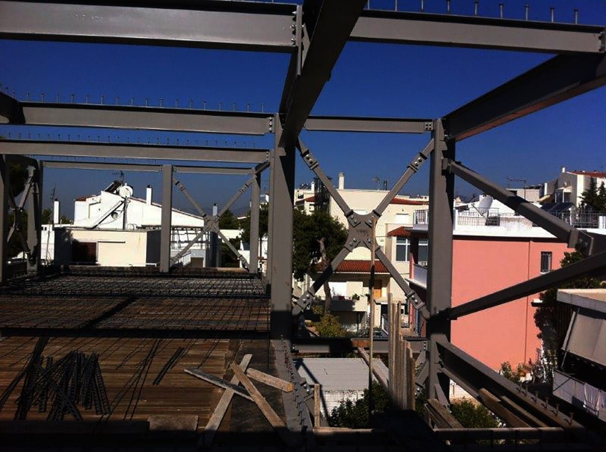 Οπλισμός σύμμεικτης πλάκας και χιαστί σύνδεσμοι στον σκελετό της επέκτασης στα Μελίσσια