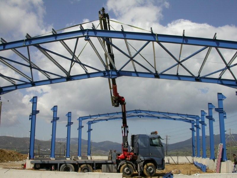 Ανέγερση δικτυωτού ζευκτού με γερανοφόρο φορτηγό στην Κάρυστο Ευβοίας