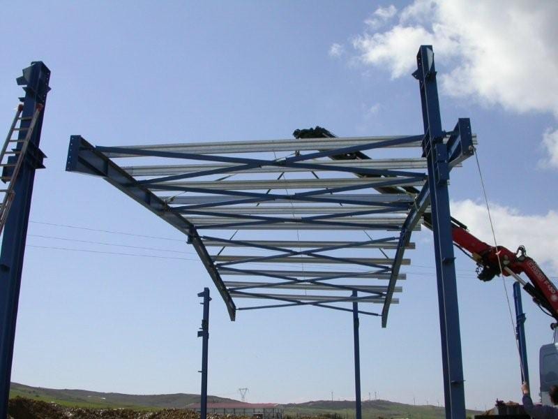 Ανύψωση τμήματος στέγης με γερανό στον χαλύβδινο σκελετό στην Κάρυστο
