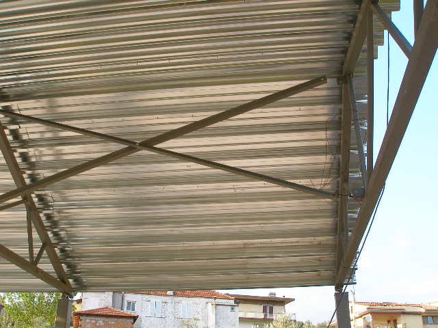 Λαμαρίνα υποδοχής επιστέγασης πάνω σε χαλύβδινο σκελετό κατοικίας στον Άγιο Γεώργιο Φιλιππιάδος
