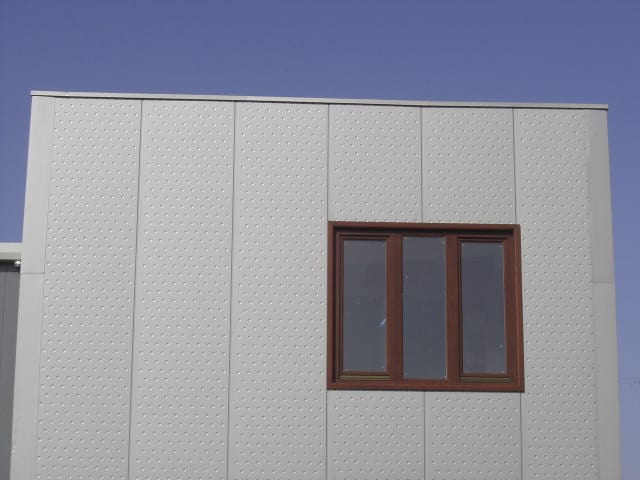 Λεπτομέρεια πρόσοψης με πάνελ τύπου Bubble και ξύλινο παράθυρο στα Γρεβενά