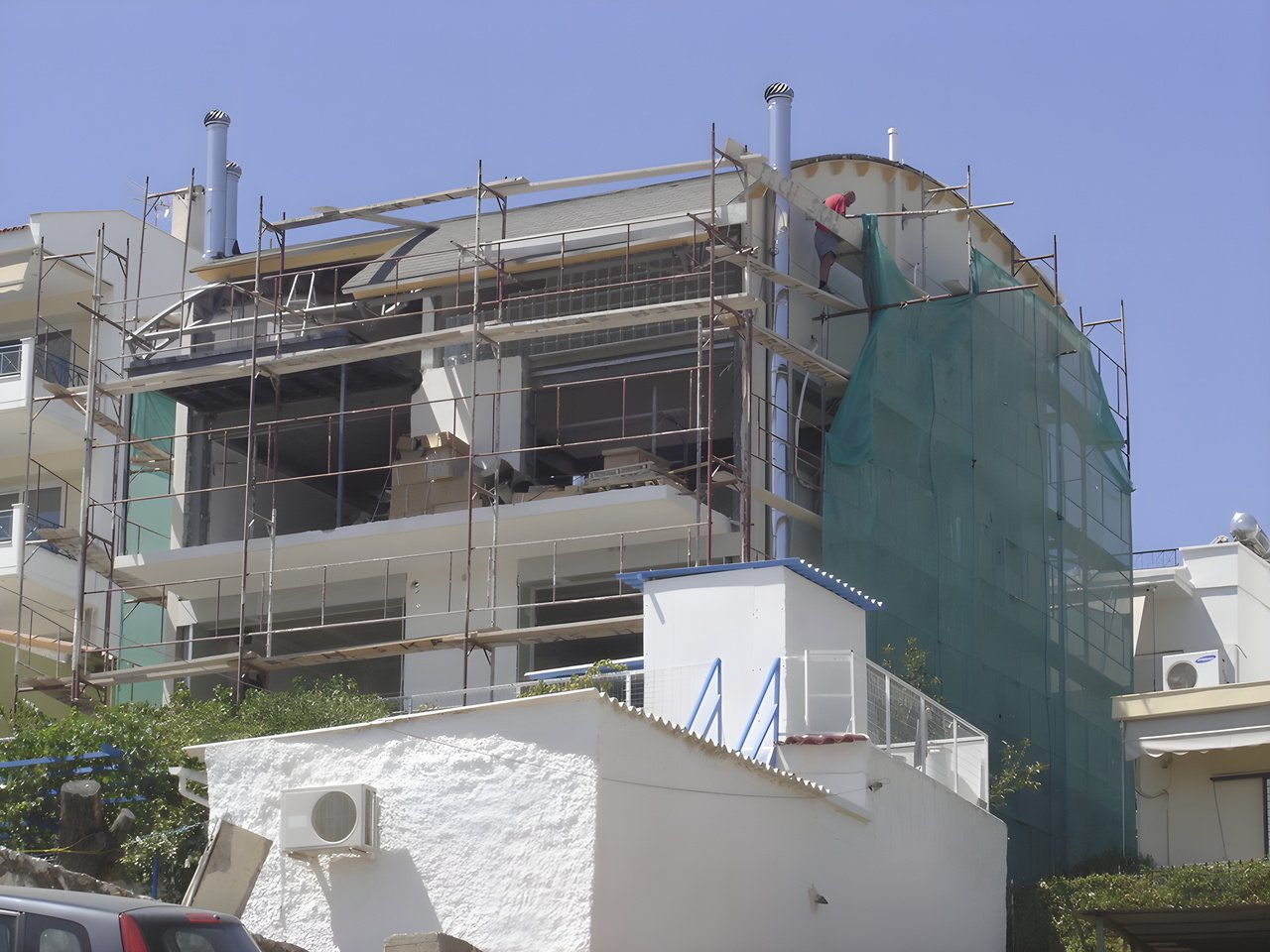 Τριώροφη σύμμεικτη κατοικία στο Χαϊδάρι Αττικής