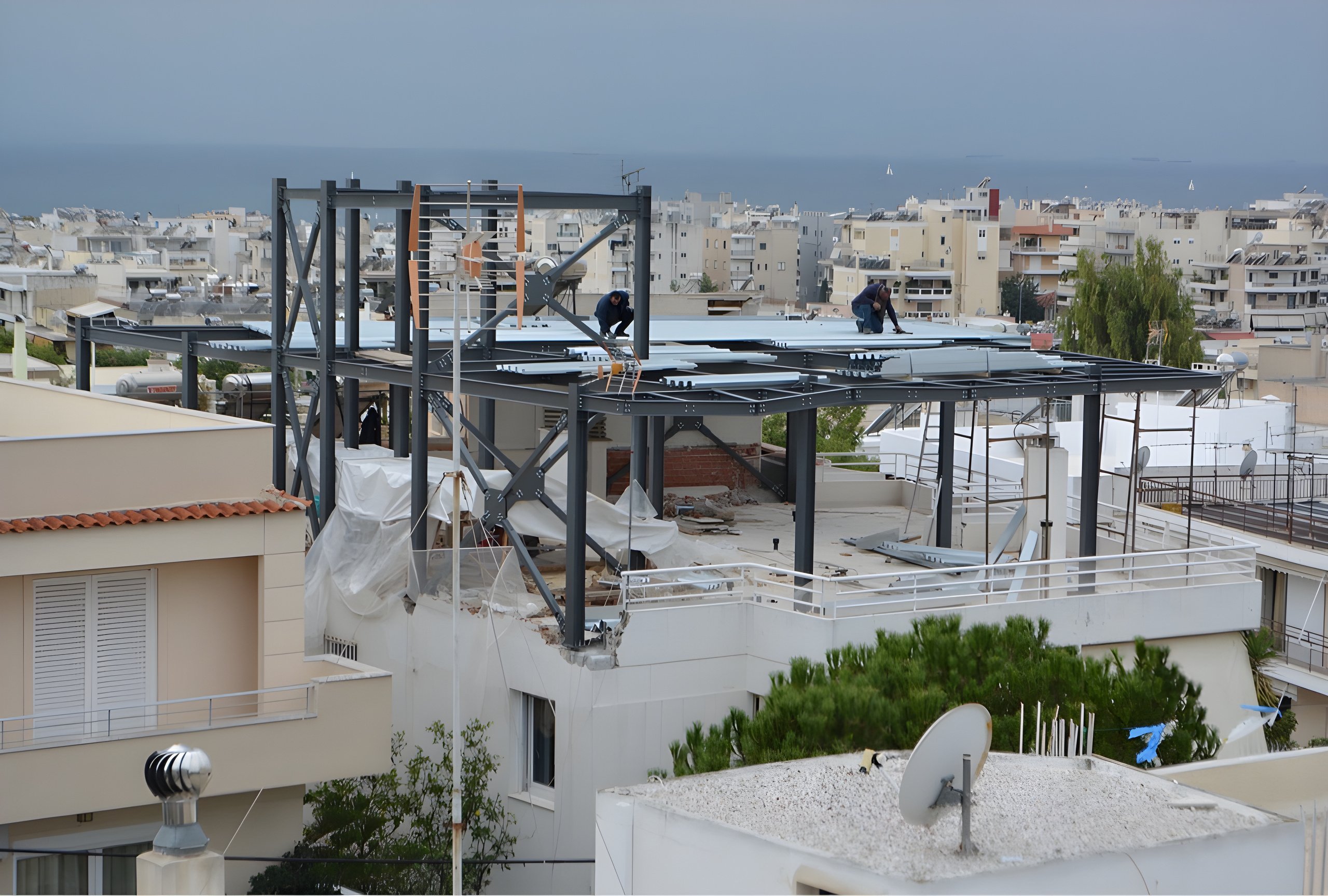 Διώροφο μεταλλικό πανωσήκωμα στον Άλιμο