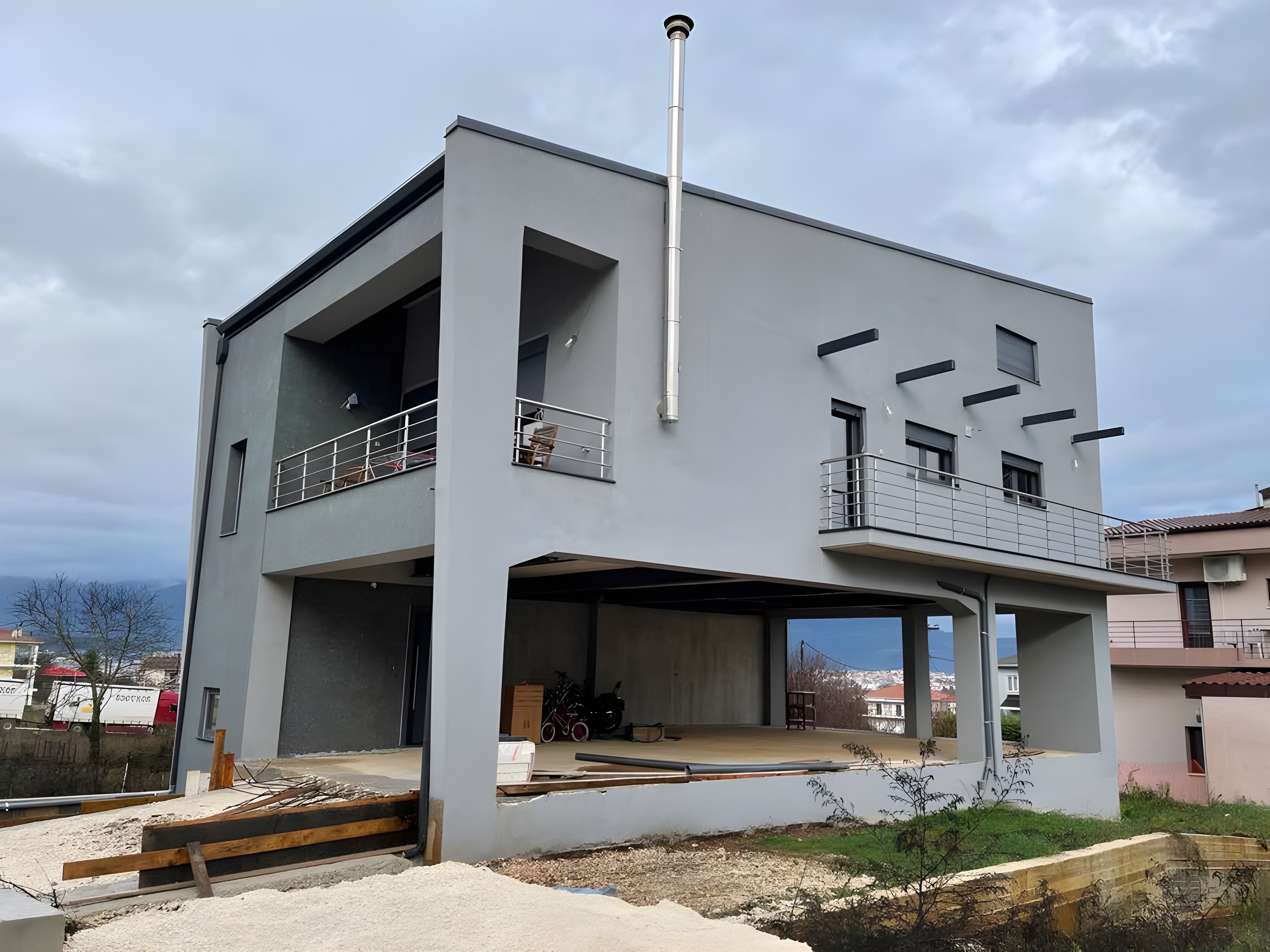 Κατοικία με υπόγειο, pilotis και σοφίτα στο Νεοχωρόπουλο
