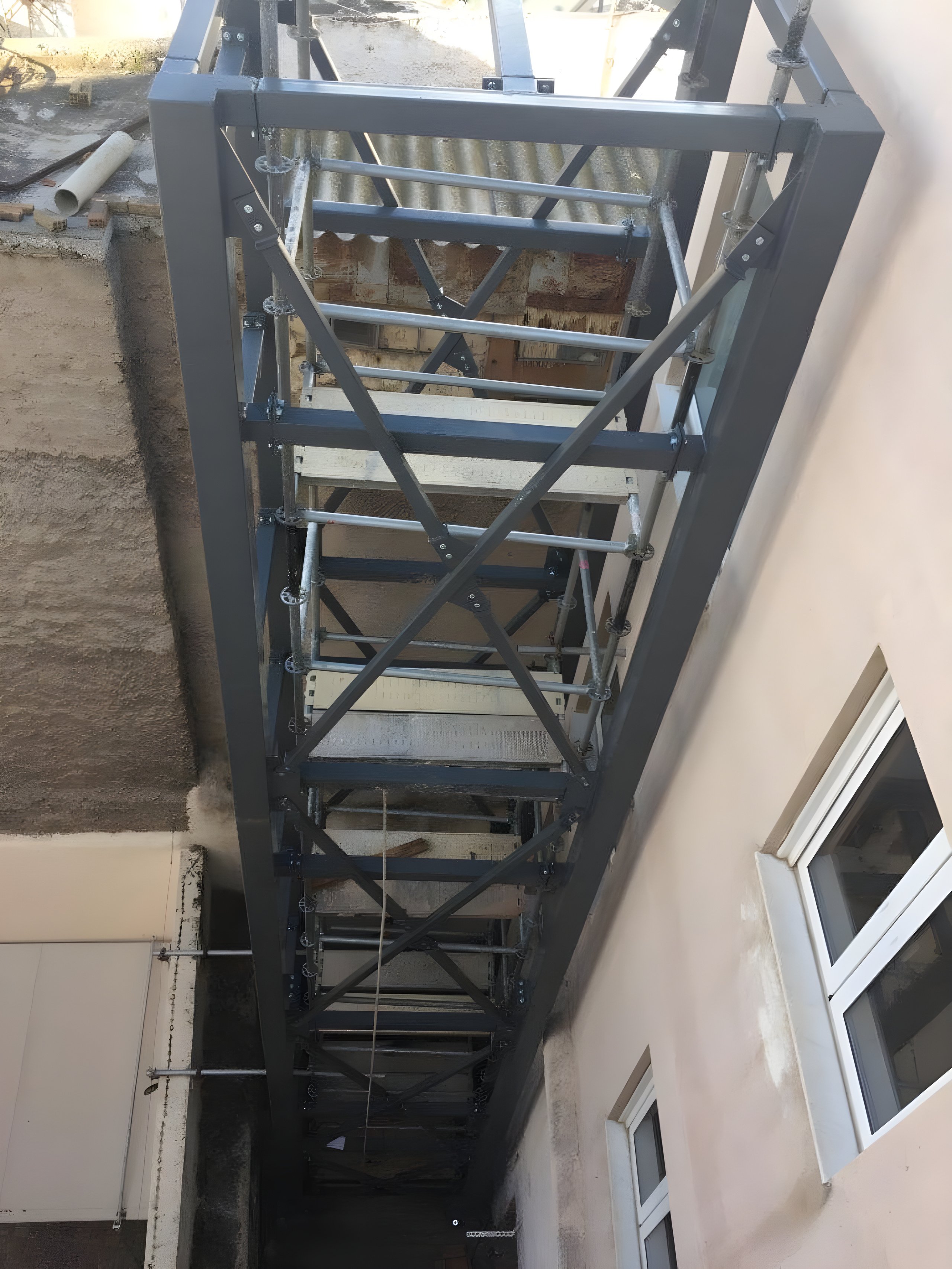 Σκελετός εξωτερικού ανελκυστήρα στη Δραπετσώνα