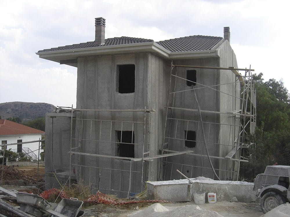 Εξέλιξη επιχρισμάτων στις όψεις της μεζονέτας στην Κρύα Ιωαννίνων με σκαλωσιές
