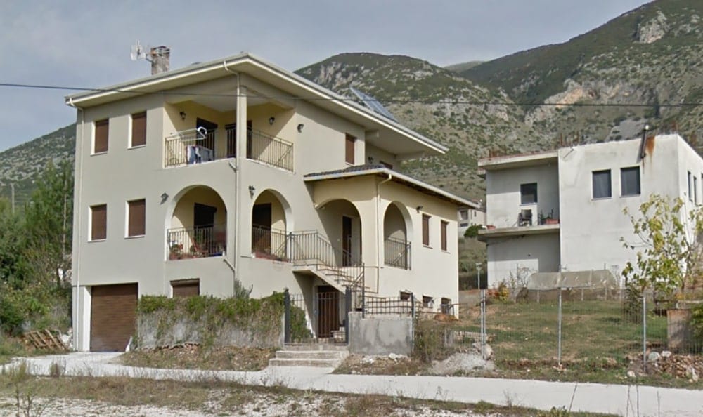 Τελική όψη διώροφης κατοικίας με τοξωτά ανοίγματα και κεραμοσκεπή