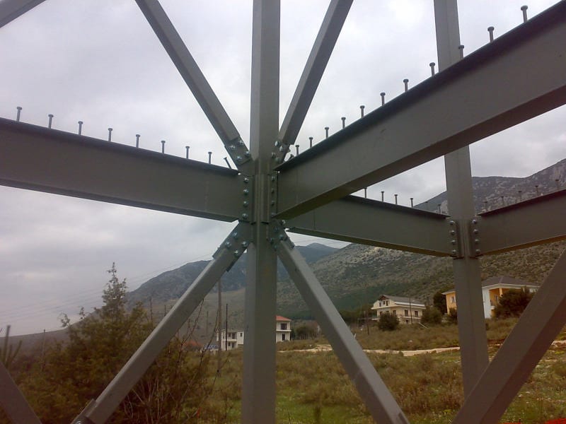 Λεπτομέρεια κόμβου με χιαστί συνδέσμους δυσκαμψίας στον σκελετό της μεζονέτας στην Κρύα