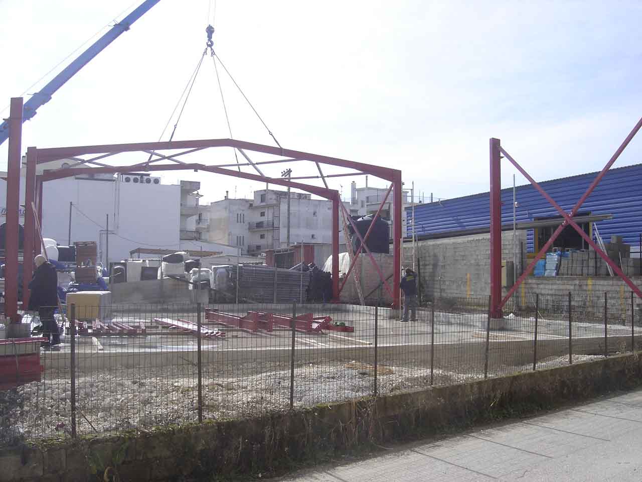 Ανύψωση πλαισίου με γερανό κατά την ανέγερση του σκελετού της αποθήκης ελαιολάδου στα Ιωάννινα