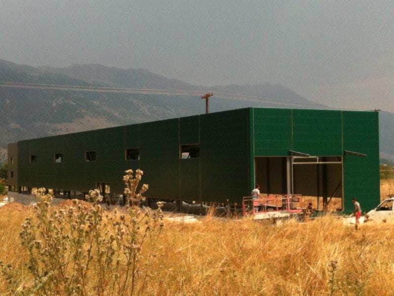 Το βιοτεχνικό κτίριο στον κάμπο της Ελεούσας με ολοκληρωμένη πλαγιοκάλυψη από πράσινα πάνελ