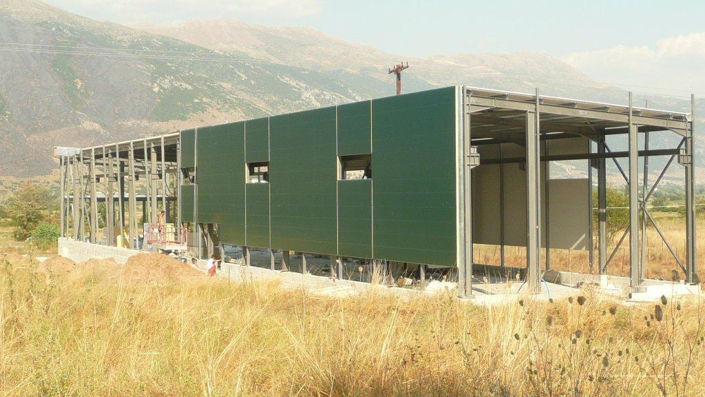 Τοποθέτηση πράσινων πάνελ πλαγιοκάλυψης στο βιοτεχνικό κτίριο στην Ελεούσα