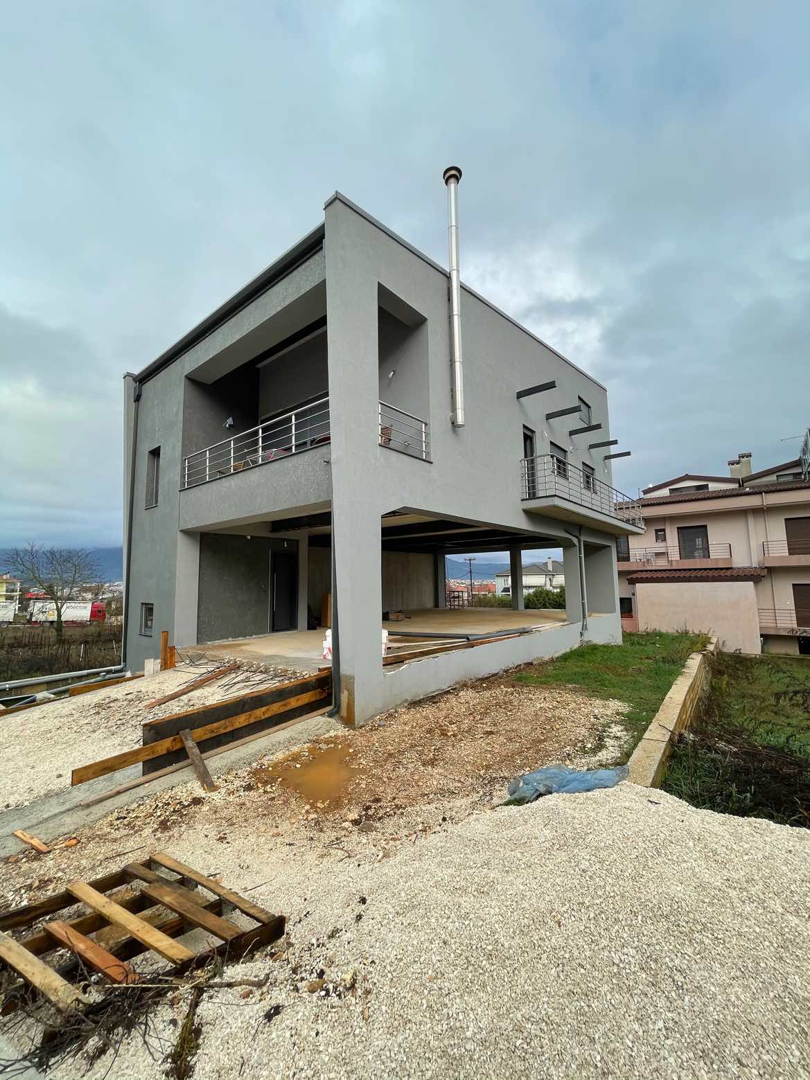 Τελική όψη της κατοικίας με pilotis στο Νεοχωρόπουλο Ιωαννίνων