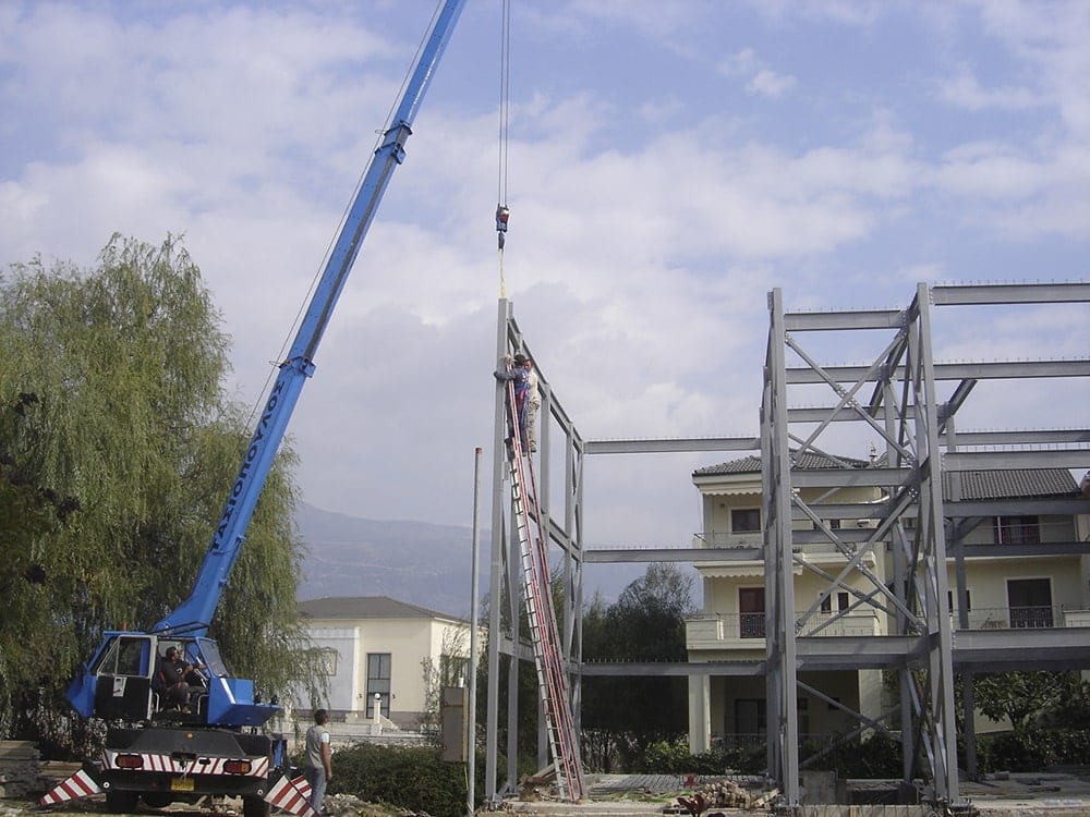 Ανέγερση του χαλύβδινου σκελετού του ξενώνα στα Ιωάννινα με γερανό