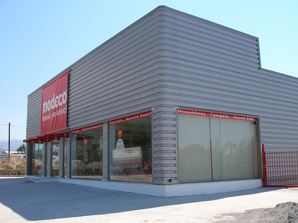 Τελική όψη της έκθεσης Modeco στο Ασπρόχωμα Μεσσηνίας με οριζόντια λαμαρίνα και βιτρίνες