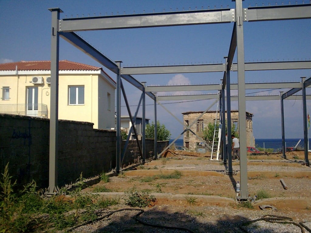 Χαλύβδινος σκελετός με υποστυλώματα και δοκούς στο Πεταλίδι Μεσσηνίας