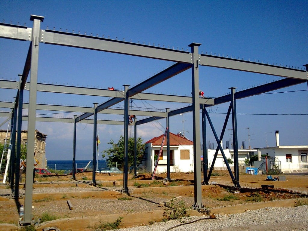 Αποπερατωμένος χαλύβδινος σκελετός του καταστήματος γεωργικών ειδών στο Πεταλίδι Μεσσηνίας