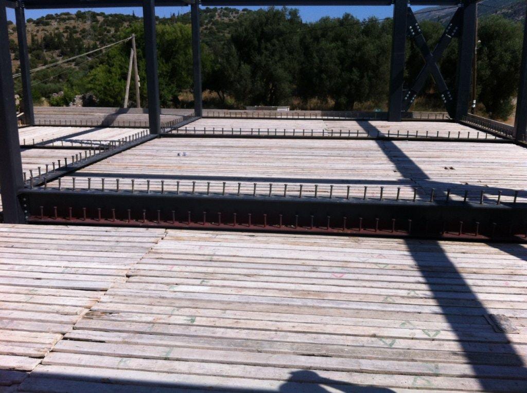 Ξυλότυπος ανισόπεδης σύμμεικτης πλάκας σε μεταλλικές δοκούς στα Ραζάτα Κεφαλονιάς