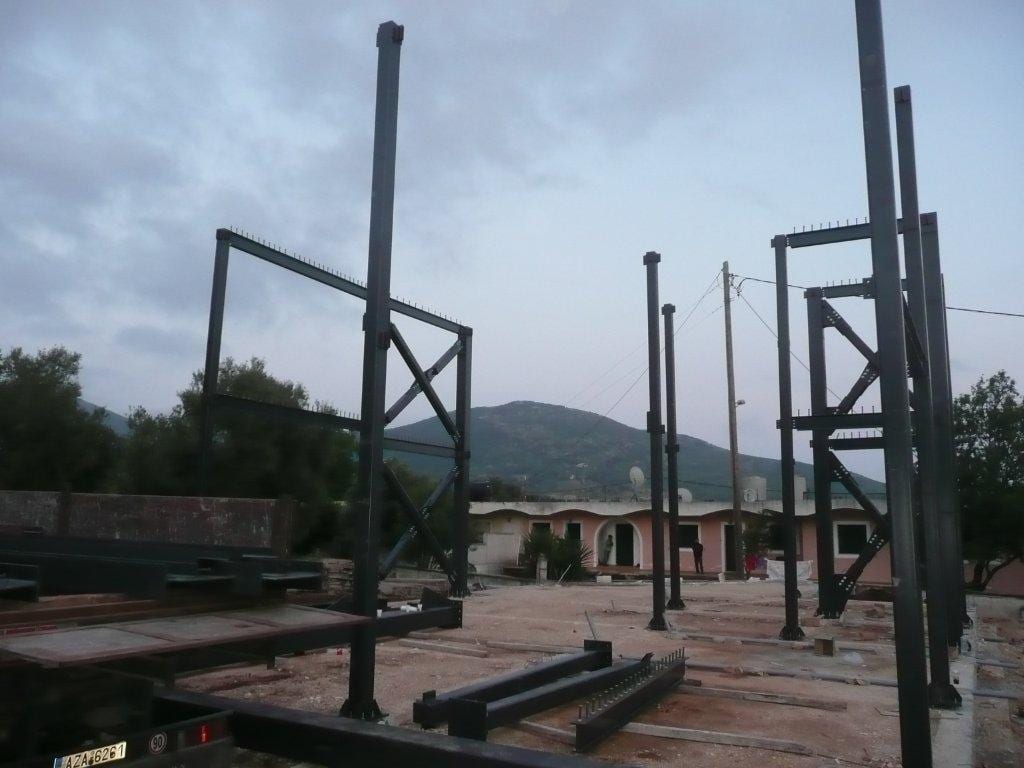 Έναρξη ανέγερσης μεταλλικού σκελετού με χιαστί συνδέσμους στα Ραζάτα Κεφαλονιάς