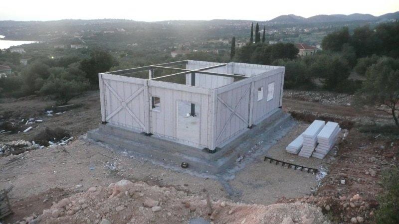 Κτίριο με ολοκληρωμένη τοιχοποιία από πάνελ τύπου 3Δ στα Βλαχάτα Λειβαθούς Κεφαλονιάς