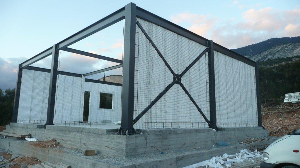 Μεταλλικός σκελετός με χιαστί και τοίχους από πάνελ τύπου 3Δ στις Lithos Villas