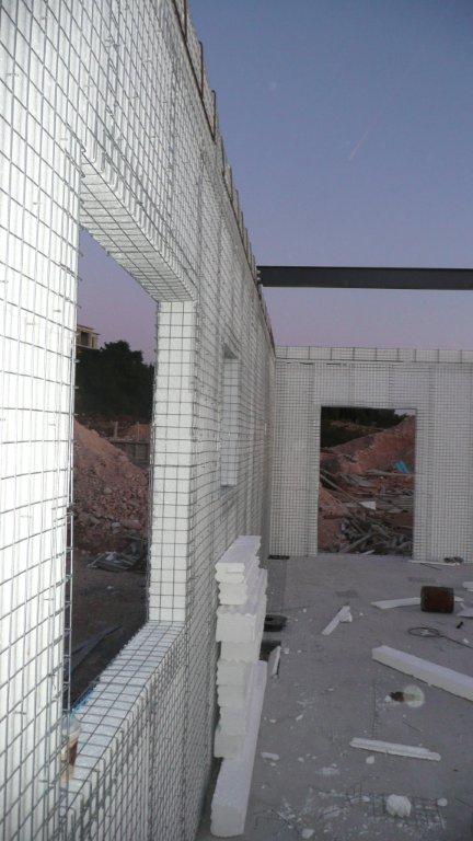 Τοίχος από πάνελ τύπου 3Δ με άνοιγμα παραθύρου στις Lithos Villas Κεφαλονιάς