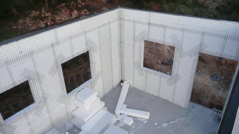 Γωνία τοιχοποιίας από πάνελ τύπου 3Δ με ανοίγματα στις Lithos Villas Κεφαλονιάς