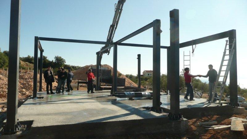 Ανέγερση μεταλλικού σκελετού σε εξέλιξη στις Lithos Villas στα Βλαχάτα Κεφαλονιάς