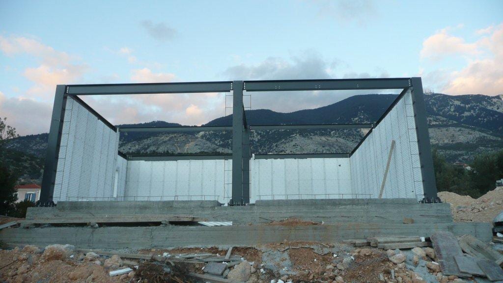 Μεταλλικό πλαίσιο με τοποθετημένα πάνελ τύπου 3Δ στις κατοικίες Lithos Villas στα Βλαχάτα