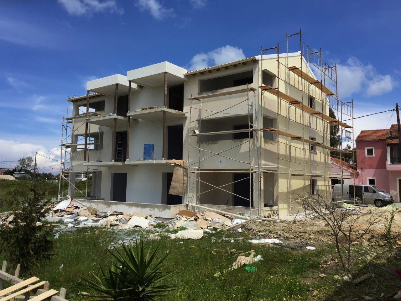 Επιχρίσματα σε εξέλιξη στις όψεις του ξενοδοχείου Christakis στο Σιδάρι Κέρκυρας