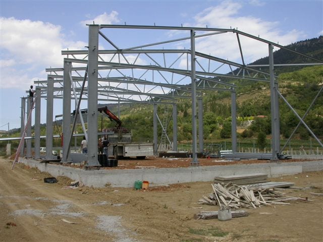 Ανέγερση σκελετού σε εξέλιξη στη γεωργική αποθήκη στο Καίσαρι Κορινθίας