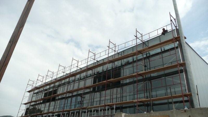 Σκαλωσιές στην πρόσοψη κατά την τοποθέτηση της όψης στον Ασπρόπυργο Αττικής
