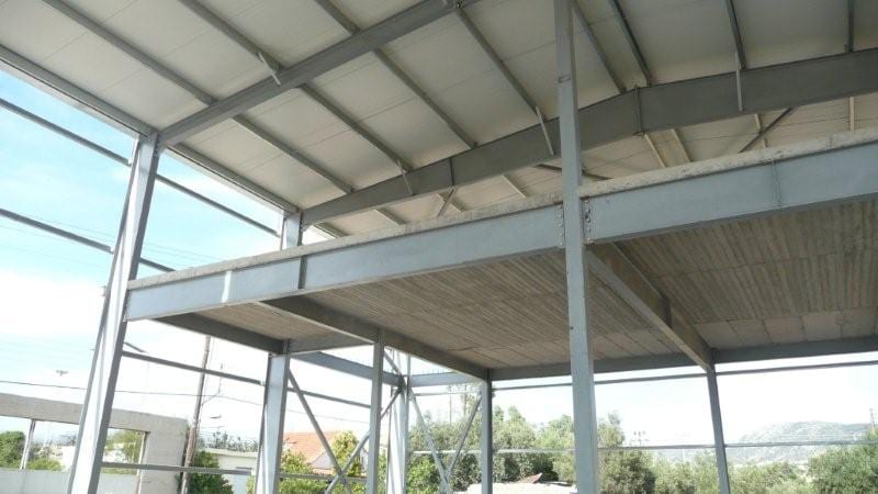 Πλάκα οπλισμένου σκυροδέματος σε μεταλλικές δοκούς από το εσωτερικό στον Ασπρόπυργο