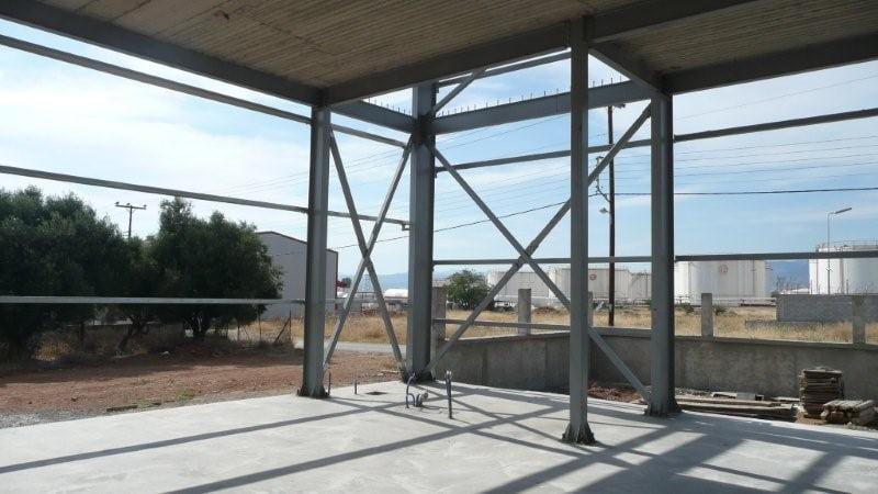 Ισόγειο με μεταλλικά υποστυλώματα και χιαστί συνδέσμους στο κτίριο στον Ασπρόπυργο Αττικής