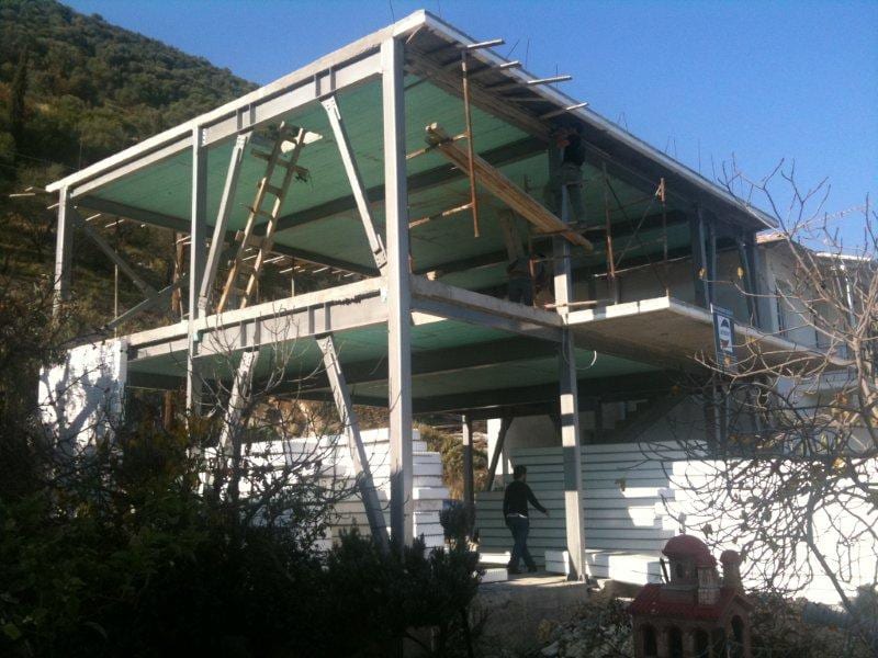 Αποπερατωμένος σκελετός με τις πλάκες ορόφων στη βιοτεχνία άρτου στον Βλυχό Λευκάδας