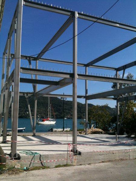 Μεταλλικός σκελετός δίπλα στη θάλασσα στη βιοτεχνία και κατάστημα άρτου στον Βλυχό Λευκάδας