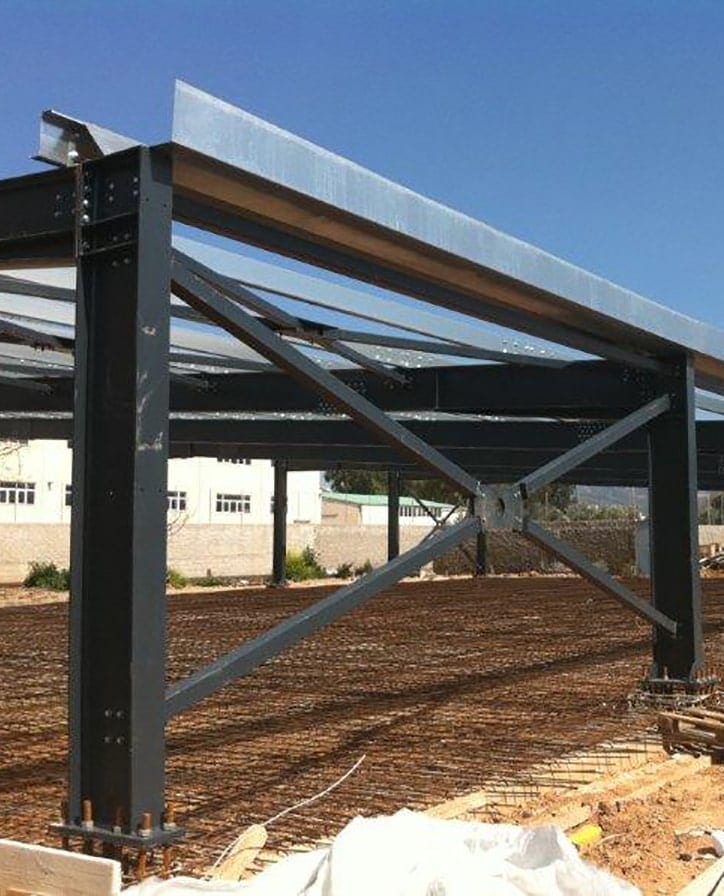 Χαλύβδινο πλαίσιο με χιαστί σύνδεσμο στο αποθηκευτικό στέγαστρο στη Μεταμόρφωση Αττικής