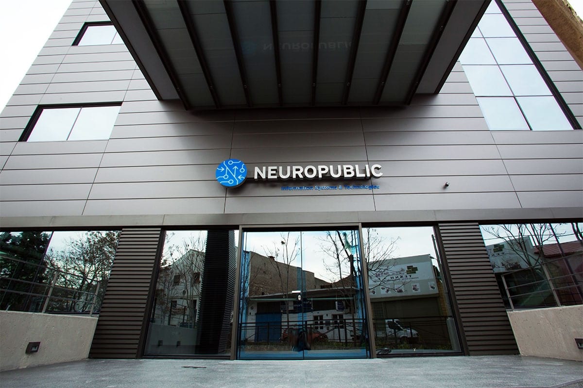 Η κύρια είσοδος του κτιρίου της Neuropublic με στέγαστρο και υαλοπίνακες