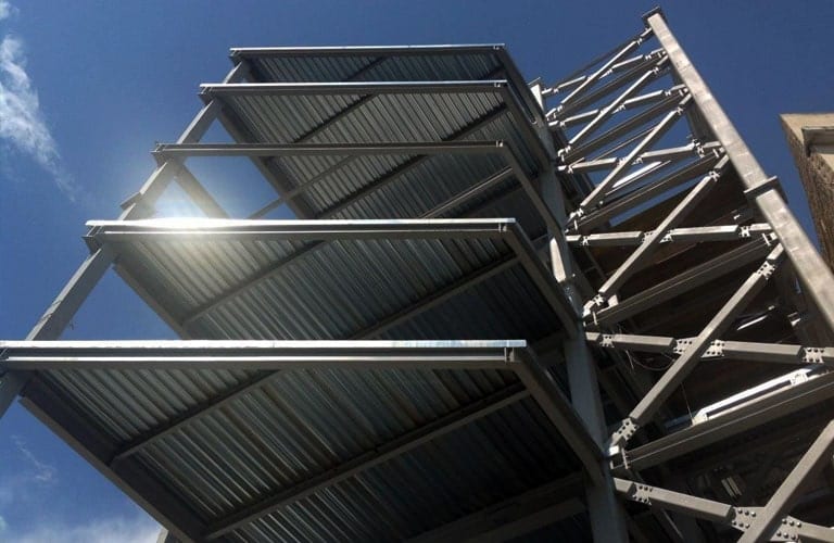 Χαλύβδινος σκελετός πολυώροφου κτιρίου με χιαστί συνδέσμους και λαμαρίνες σύμμεικτων πλακών, έργο Neuropublic