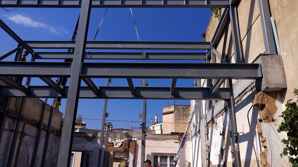 Χαλύβδινος σκελετός δίπλα σε υφιστάμενη τοιχοποιία στο διώροφο στα Άνω Πετράλωνα