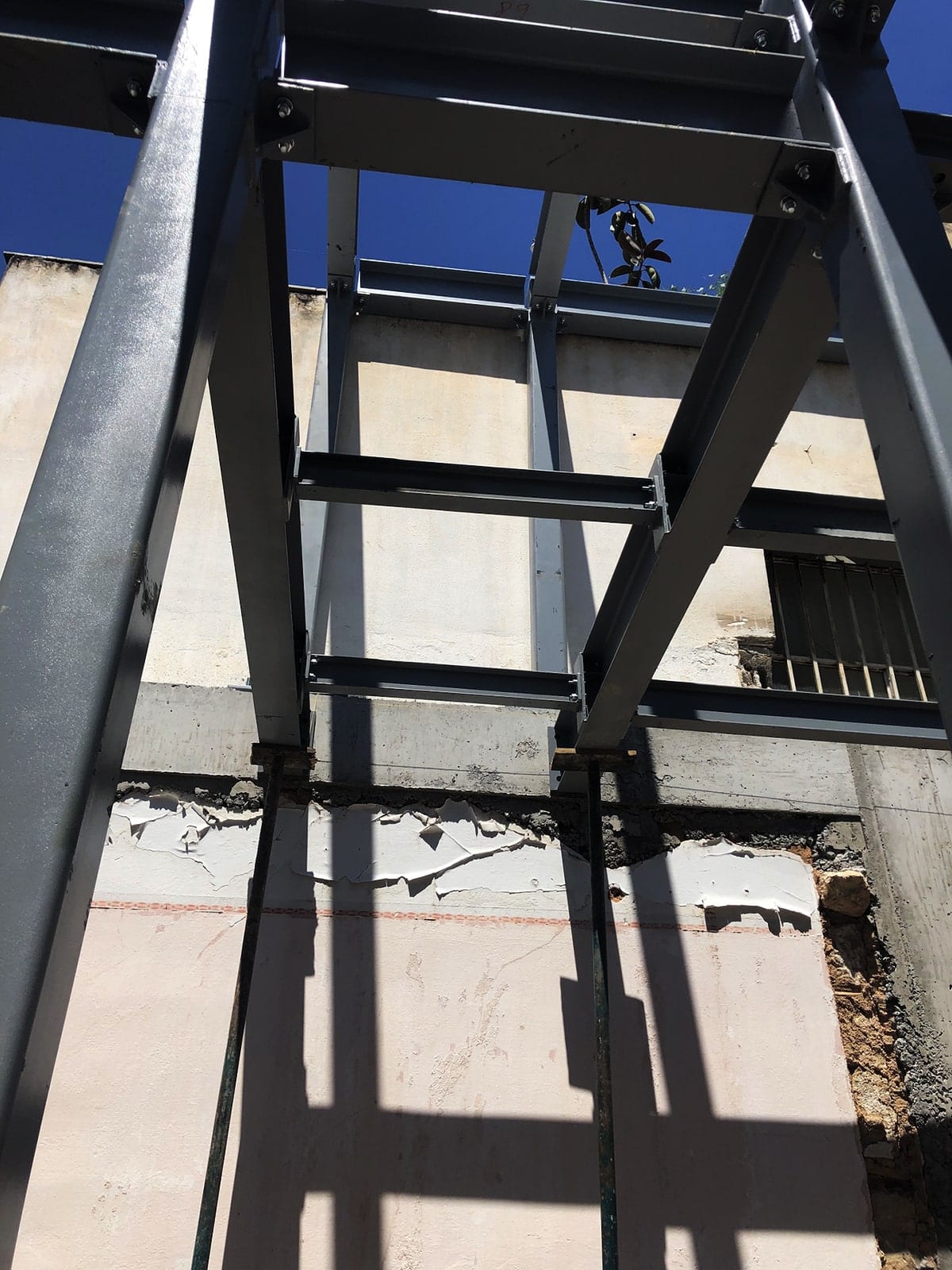 Λεπτομέρεια σύνδεσης χαλύβδινου σκελετού με υφιστάμενο τοίχο στα Άνω Πετράλωνα