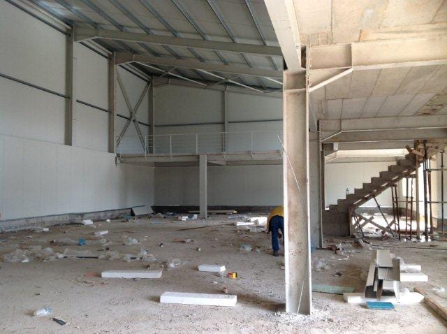 Εσωτερικό της βιοτεχνίας στο ΒΙΟΠΑ Παραμυθιάς με πάνελ, πατάρι και σκάλα